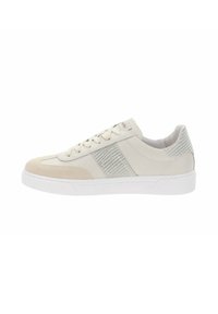 Baskets basses beige avec semelle blanche, bout en daim, fermeture à lacets et panneau gris texturé sur le côté et le talon.