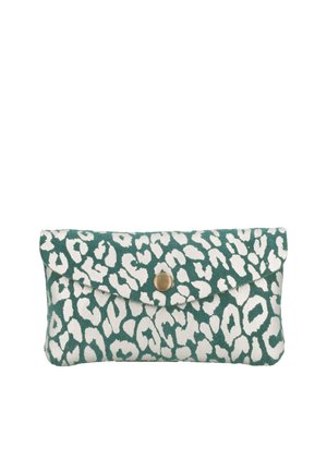 Grüne und weiße Clutch mit Leopardenmuster, gebogener Klappe und zentralem goldfarbenem Druckknopf auf weißem Hintergrund.
