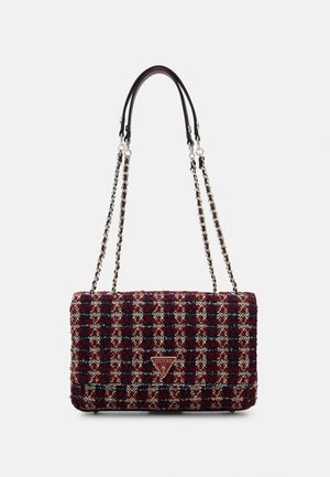Červeno-krémová tkaná tweed kabelka v obdélníkovém tvaru, se stříbrnými řetízkovými popruhy a trojúhelníkovým logem na přední straně.