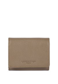 Portafoglio in pelle tan con superficie texturizzata, design pieghevole e logo "LANCASTER PARIS" in rilievo sul davanti. Forma compatta e rettangolare.