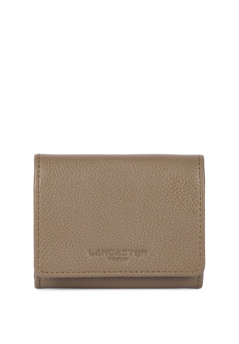 Portafoglio in pelle tan con superficie texturizzata, design pieghevole e logo "LANCASTER PARIS" in rilievo sul davanti. Forma compatta e rettangolare.