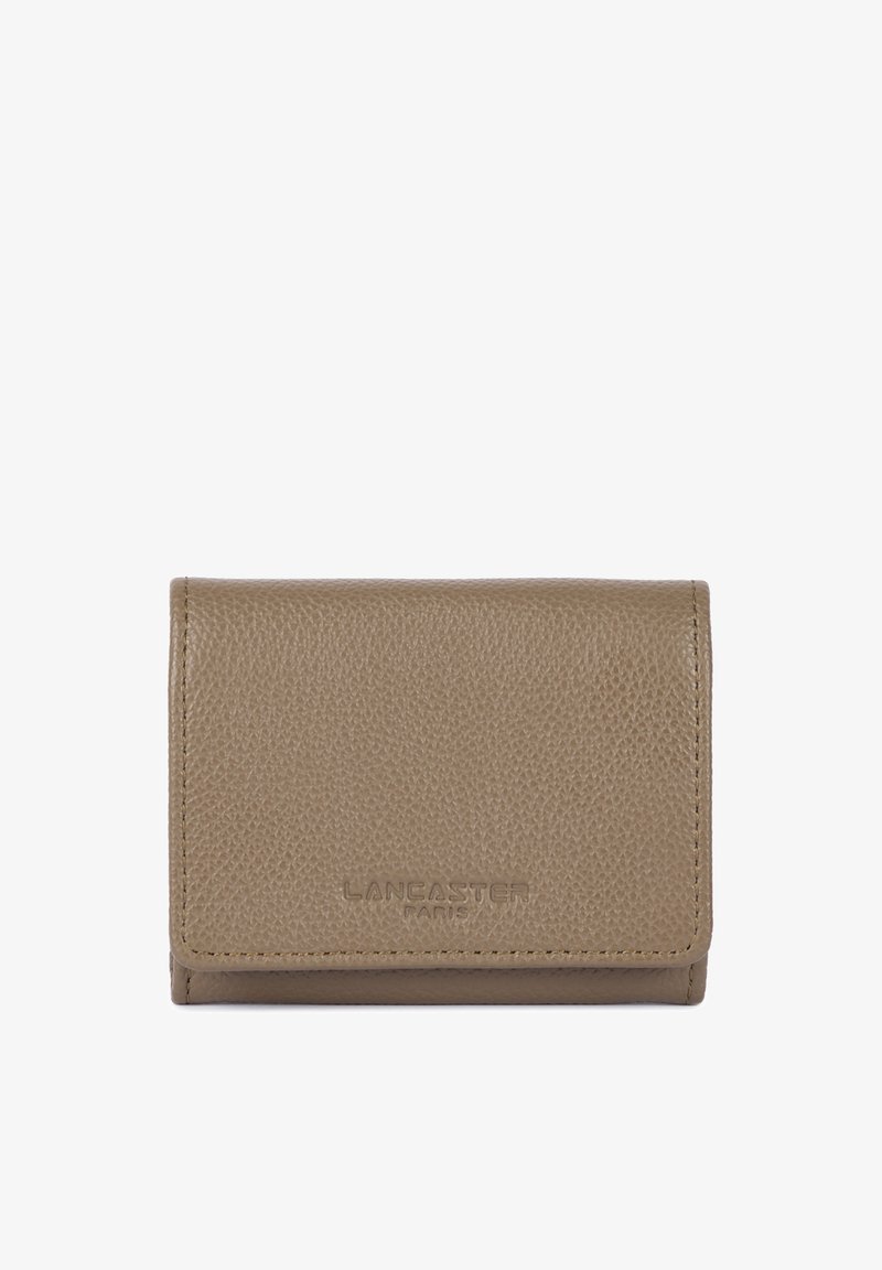 Portafoglio in pelle tan con superficie texturizzata, design pieghevole e logo "LANCASTER PARIS" in rilievo sul davanti. Forma compatta e rettangolare.