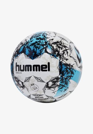 Hummel Inspire Elite handgestikte voetbal, met een wit-zwart ontwerp, blauwe accenten en textuurpanelen voor grip.