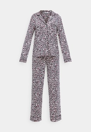 Pyzama set s leopardím potiskem z měkké látky, obsahující košili na knoflíky s kapsou a odpovídající kalhoty. Barvy zahrnují růžovou, černou a bílé akcenty.