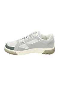 Graue Wildleder- und Mesh-Sneaker mit weißen Akzenten, runder Zehenpartie, strukturiertem Gummisohle und durchbrochenen Details an den Seiten.
