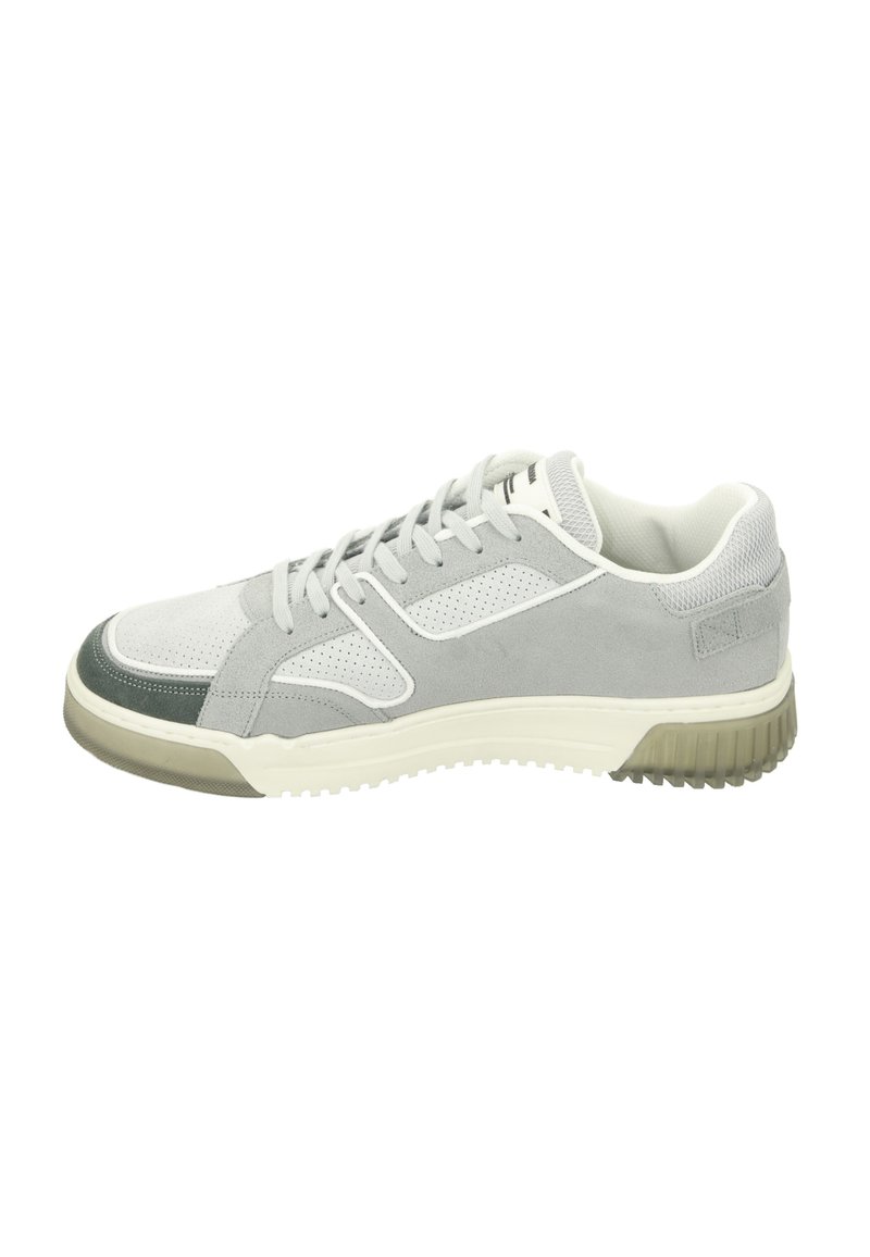 Graue Wildleder- und Mesh-Sneaker mit weißen Akzenten, runder Zehenpartie, strukturiertem Gummisohle und durchbrochenen Details an den Seiten.