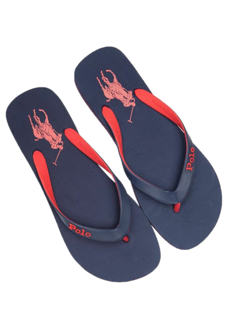 Navyblaue Flip-Flops mit roten Akzenten, die ein Polo-Spieler-Grafik und den Text "Polo" zeigen. Aus Gummi gefertigt, mit einer strukturierten Oberfläche für besseren Halt.