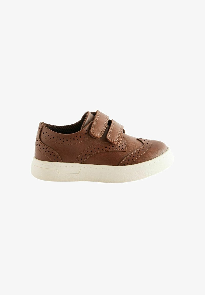 Chaussure en cuir marron avec deux bandes Velcro, détails perforés, bout arrondi et semelle en caoutchouc blanche.