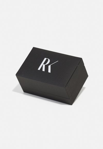 Cutie neagră rectangulară cu un capac plat, ușor înclinat, pe care este afișat un logo alb „RK”. Fabricată din carton neted, fără accente suplimentare.