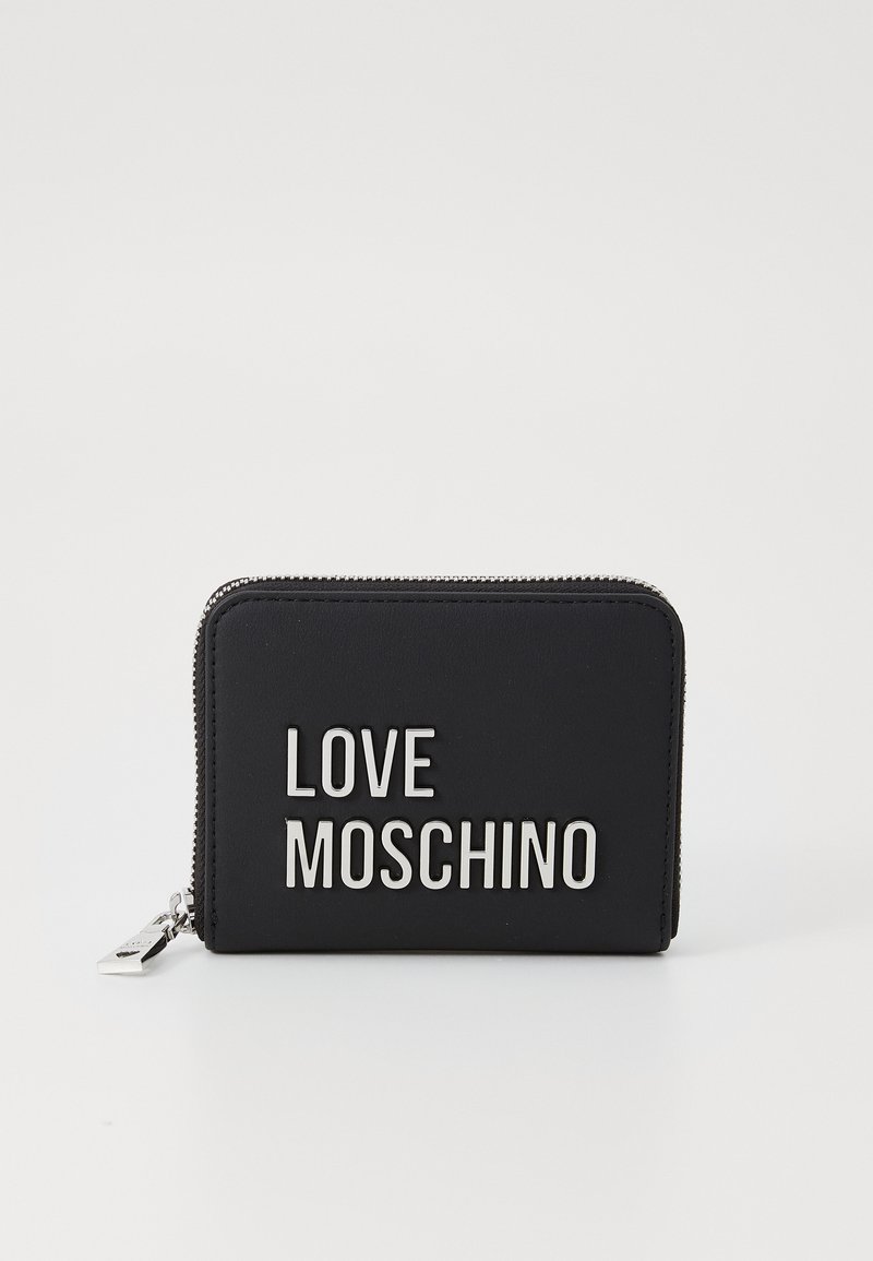 Carteira preta com detalhes em prata, apresentando uma textura suave e a marca "LOVE MOSCHINO" em relevo na parte da frente. Fecho de zipper.