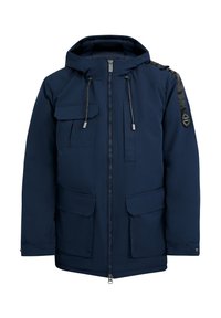 Tmavě modrá zimní bunda s předním zipem, nastavitelkou kapucí a dvěma předními kapsami s klopou. Vyznačuje se texturovanou nášivkou na rameni a detaily se stahovací šňůrkou.