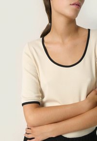 Soaked in Luxury NAIDA TEE - Navadna majica - sandshell