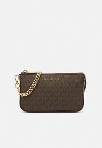 Pochette en cuir marron monogrammé avec ferrures dorées, équipée d'une bandoulière chaîne et d'une fermeture éclair. Forme rectangulaire avec logo embossé.