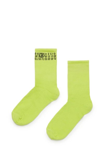 Calzini di cotone verde neon con risvolto a coste, caratterizzati da testo grafico nero lungo la parte superiore. Texture liscia e forma classica a crew.
