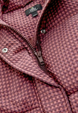 Quiltet jakke med et ternet mønster i mauve og dyb pink, med en frontlynlås og sølvknapper. Blødt tekstur vises.