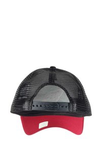 Schwarze Mesh-Trucker-Cap mit einem roten gebogenen Schirm, ausgestattet mit einem Kunststoff-Snapback-Verschluss und einem Etikettenpatch auf der Unterseite des Schirms.