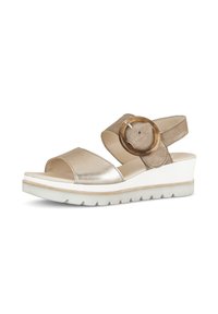 Wedge sandaal met een gouden metallic bovenkant, beige banden en een grote cirkelvormige accent. Textuurzool voor grip en comfort.
