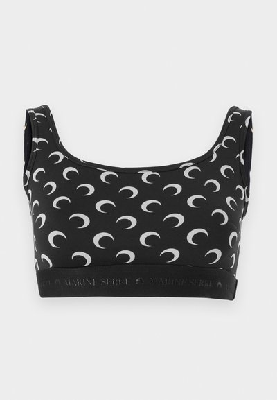 Sostén negro con un patrón de luna creciente blanca, escote en forma de u y banda elástica con logo. Material suave y elástico diseñado para la comodidad.
