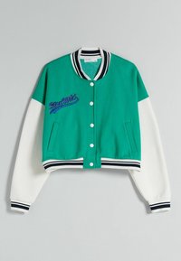 Giacca varsity cropped verde e bianca con colletto e polsini a righe, caratterizzata da un ricamo "Stay Wild" sul davanti.