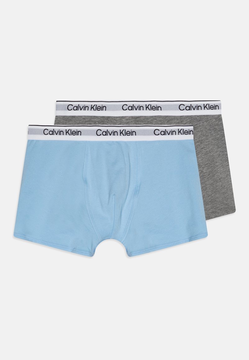To par med herreboksere: en lyseblå og en mørkegrå, laget av myk bomull, med hvite elastiske midjebånd med "Calvin Klein"-logo.