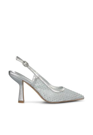 Décolleté slingback argento con punta affusolata, caratterizzati da una tomaia testurizzata e piccole aperture rotonde. Tacco a blocco di altezza media per maggiore stabilità.