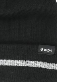 Schwarze Strickmütze mit strukturierter Oberfläche, ausgestattet mit einem weißen horizontalen Streifen und einem kleinen schwarzen Etikett mit dem Logo "ZIGZAG."