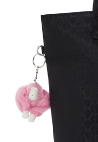 Borsa a tracolla nera con un motivo geometrico, dotata di un portachiavi in peluche a forma di gorilla rosa con dettagli bianchi, attaccato tramite un anello di metallo argentato.