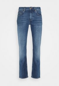 Jeans de mezclilla azul de pierna recta con bolsillos delanteros, pasadores para cinturón y cierre de botón, mostrados sobre un fondo blanco.