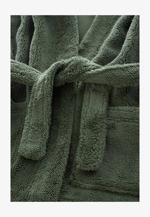 Zeleni mehki kopalni plašč z teksturirano, puhasto površino. Ima vezni pás, zložen ovratnik in našitke po sprednji strani.
