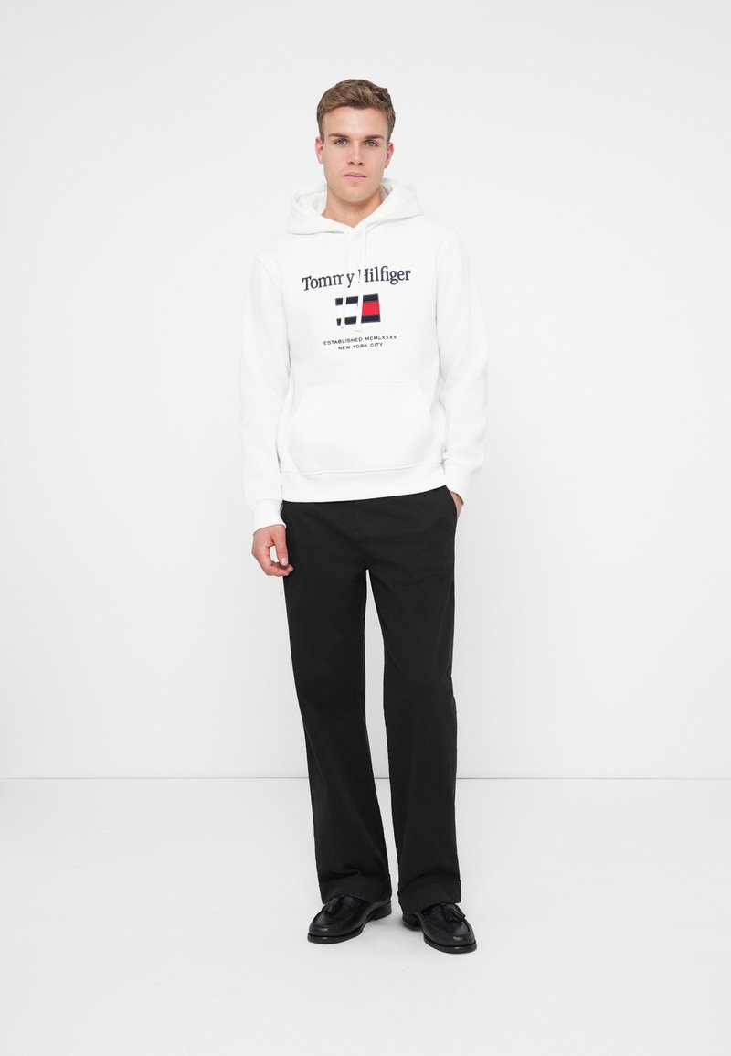 Tommy Hilfiger EMBRO FLAG - Mikina s kapucí - white