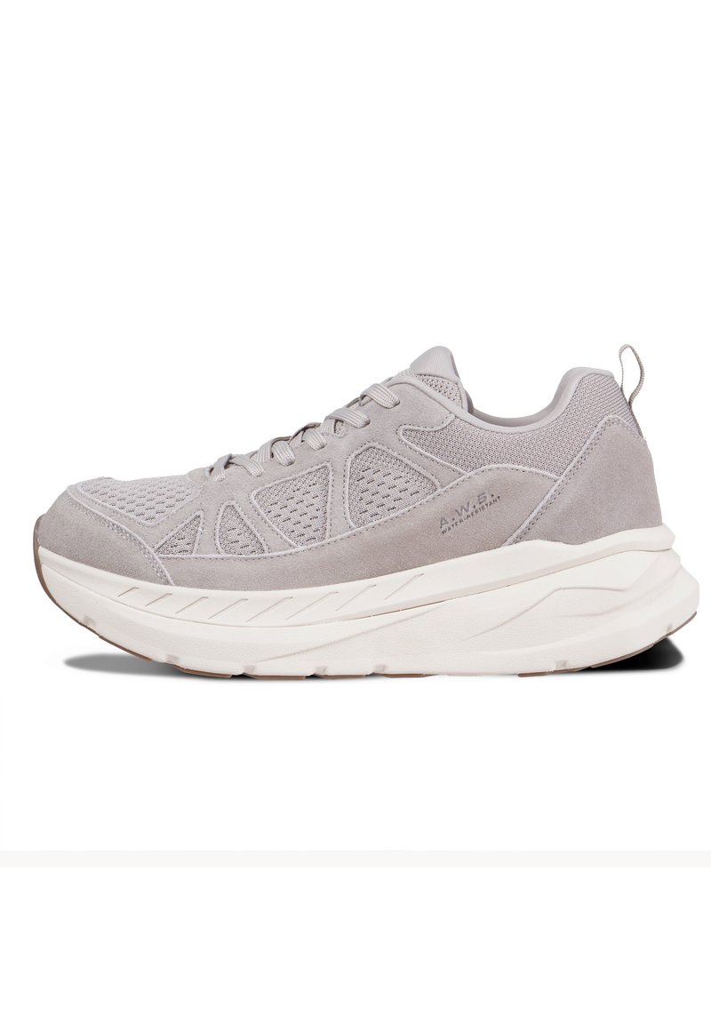 Hellgraue Sport-Sneaker aus Mesh- und Wildledermaterialien, mit strukturierten Akzenten und einer dicken weißen Sohle mit geschwungenem Design.