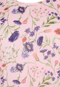 Tessuto a motivo floreale con sfondo rosa. Presenta fiori viola, blu e rosa con foglie verdi. Texture liscia, materiale leggero.