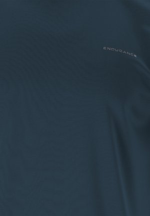 Marineblauw sportshirt met subtiele textuur, voorzien van het woord "ENDURANCE" in kleine lichtgrijze tekst op de borst.