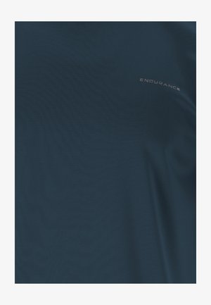 Marineblå sports T-shirt med subtil tekstur, med ordet "UDHOLDENHED" trykt i lille lysegrå tekst på brystet.