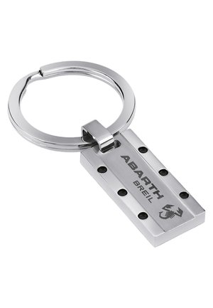 Kovový přívěsek na klíče s obdélníkovou etiketou, stříbrná povrchová úprava, vyryto "ABARTH BREIL", s výřezy a kulatým kroužkem na připojení.