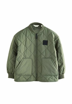 Vaatetettu bomber-takki oliivinvihreänä, jossa on vetoketju, ribattuja kaula-aukkoja ja kaksi suurta taskua. Rinnassa on logo-patch.