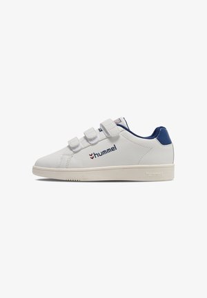 Witte leren sneaker met blauwe accenten, voorzien van drie klittenbandsluitingen en subtiele branding. Heeft een textuur rubberen zool voor grip.