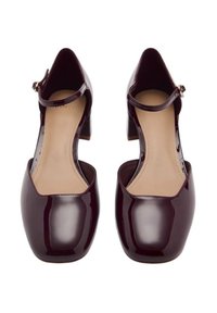 Burgundské lakované lodičky s kulatou špičkou, kotníkovým páskem a středním blokovým podpatkem. Hladký, lesklý povrch s béžovou stélkou.