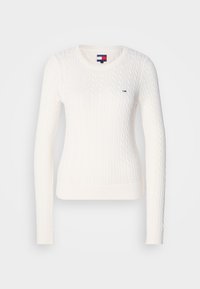 Witte cable-knit trui met lange mouwen, ronde halslijn en geribde zoom. Bevat een klein gemarkeerd logo op de borst.
