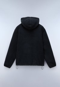 Chaqueta con capucha negra hecha de forro polar texturizado. Presenta un corte holgado con un cordón en la parte inferior y un diseño de capucha redondeada.