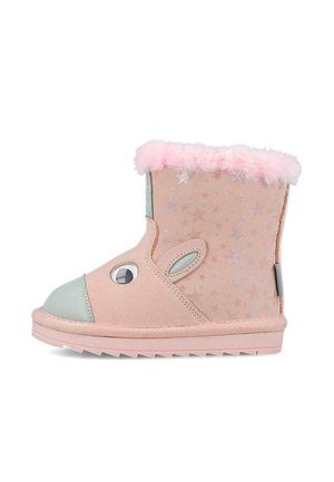 Botín de ante rosa con un borde esponjoso rosa, puntera verde y características decorativas de conejo, incluyendo ojos y acentos de orejas. Patrón de estrellas en los lados.