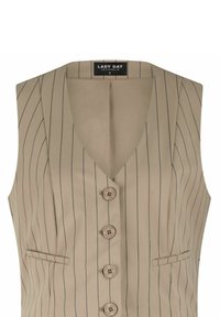 Beige mouwloos vest met dunne verticale zwarte strepen, vier knopen aan de voorkant, twee kleine paspelzakken en een "LADY DAY" label binnenin de kraag.