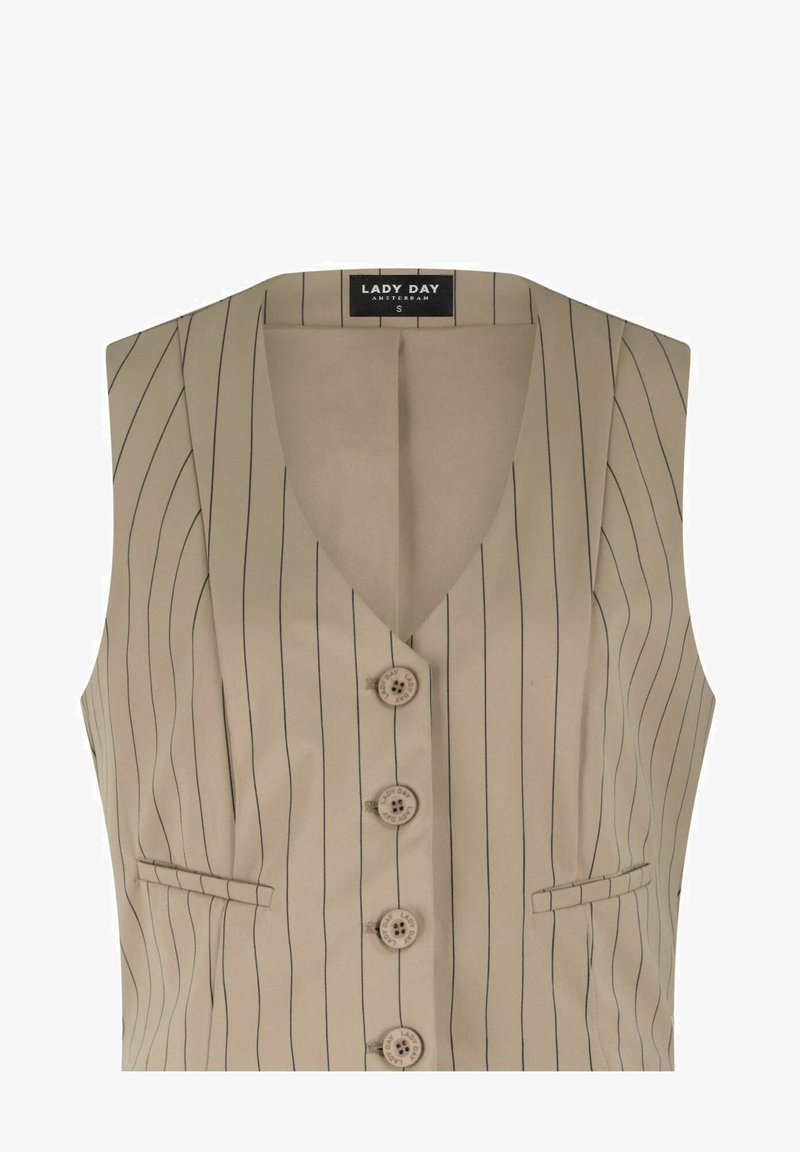 Beige mouwloos vest met dunne verticale zwarte strepen, vier knopen aan de voorkant, twee kleine paspelzakken en een "LADY DAY" label binnenin de kraag.