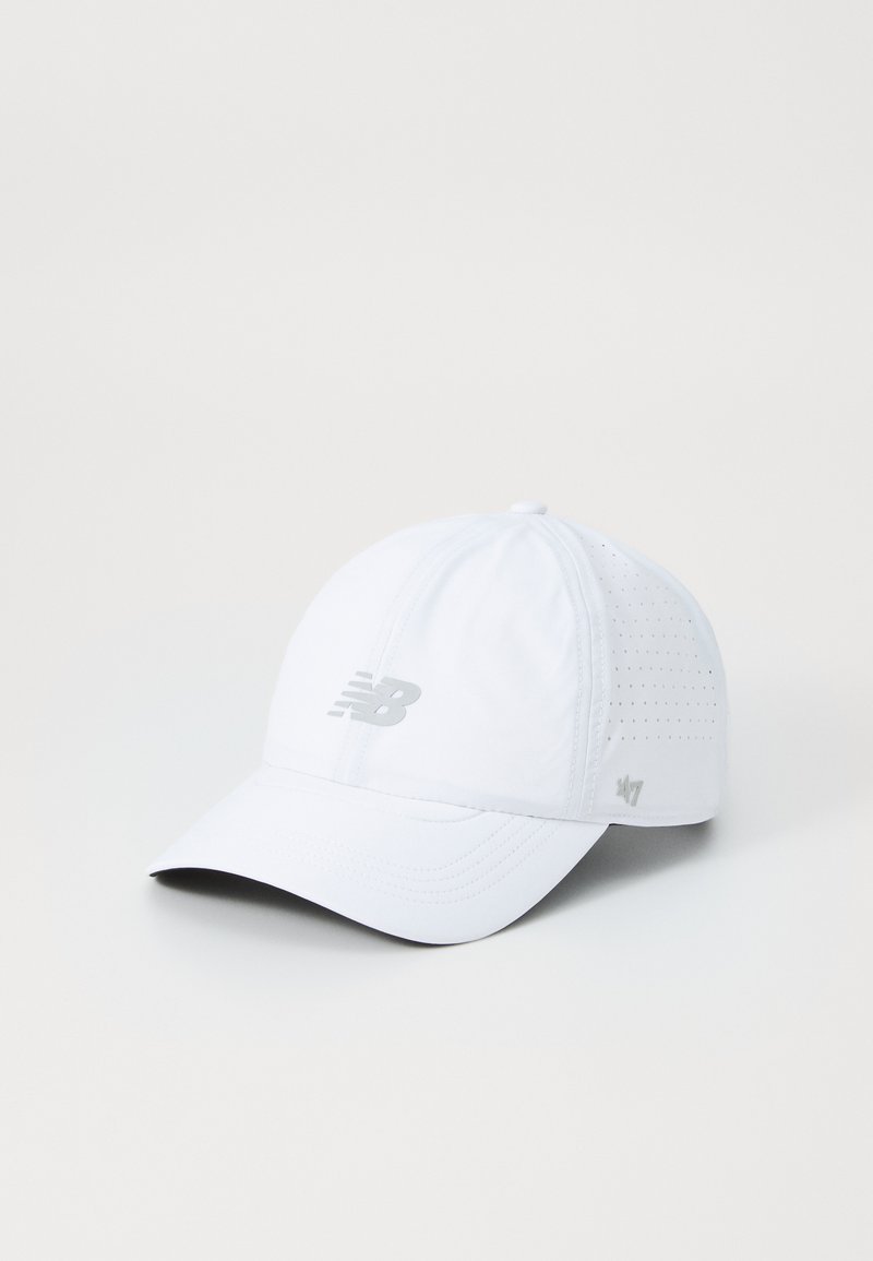Hvit baseballcaps med mesh-sidelapper, buet visir og grå logo. Har lett, pustende stoff og broderte detaljer.
