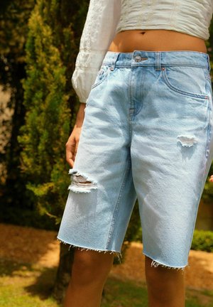 RIPPED BERMUDA - REGULAR FIT - Pantaloni scurți din denim - bleach