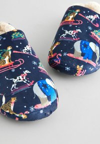 Next REGULAR FIT - Tohvelit - navy skiing animals