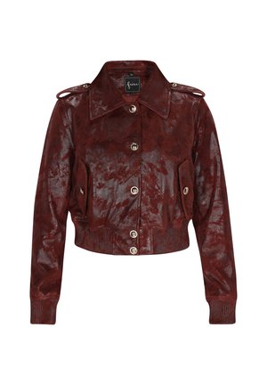Krótkiej długości burgundowa kurtka z ekoskóry o błyszczącej powierzchni. Charakteryzuje się dużym kołnierzem, guzikami z przodu oraz ściągaczami na mankietach. Posiada dwie boczne kieszenie.