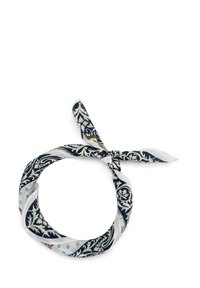 Marineblauwe en witte zijden sjaal met een bloemenpatroon en gouden accenten, vastgebonden in een lus met twee puntige uiteinden. De textuur lijkt glad te zijn.