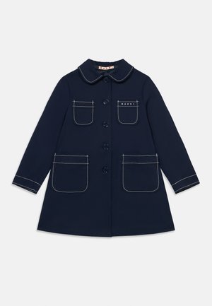 Merensininen takki kestävästä kankaasta, jossa pyöreä kaulus, kuusi nappia ja neljä taskua, joissa valkoiset ompeleiden yksityiskohdat sekä merkkilappu.