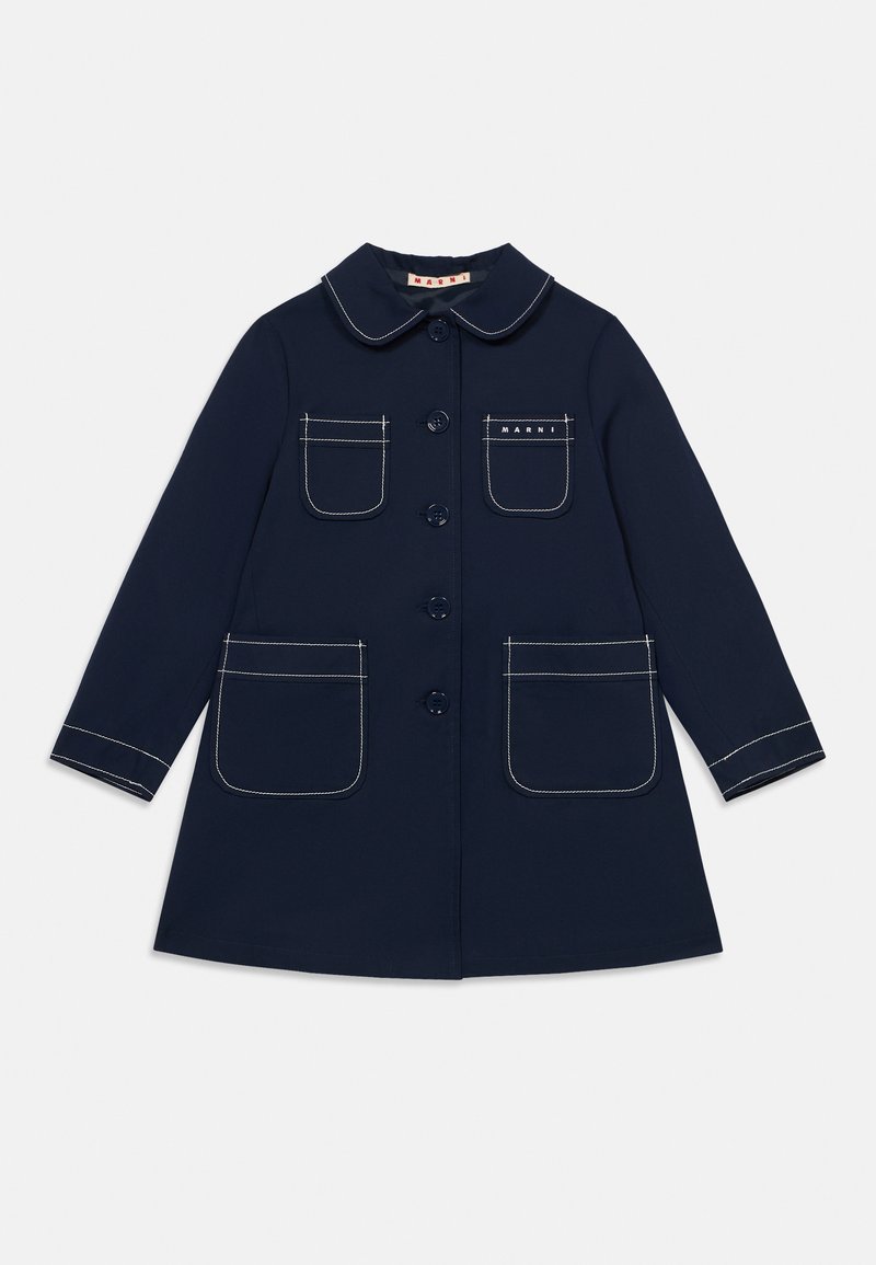 Μπλε παλτό ναυτικού τύπου από ανθεκτικό ύφασμα με στρογγυλεμένο γιακά, έξι κουμπιά και τέσσερις τσέπες με λεπτομέρειες λευκής ραφής και ετικέτα με το λογότυπο.